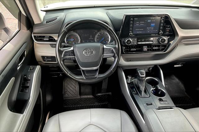 Photo of 2022 Wind Chill Pearl Toyota Highlander Hybrid