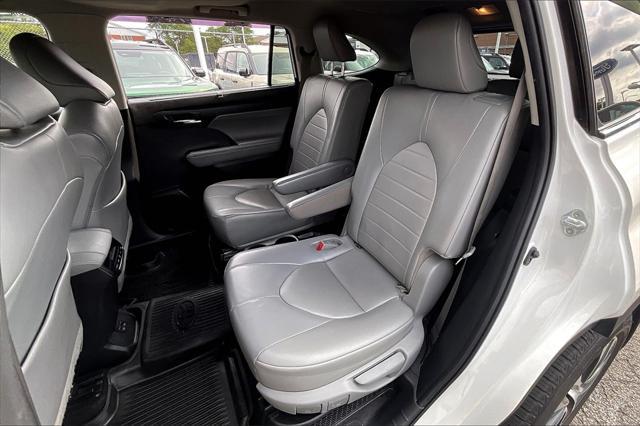 Photo of 2022 Wind Chill Pearl Toyota Highlander Hybrid