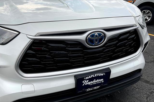 Photo of 2022 Wind Chill Pearl Toyota Highlander Hybrid