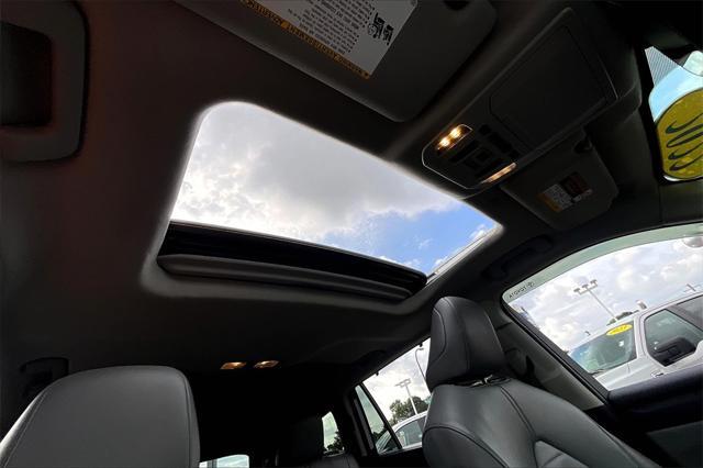 Photo of 2022 Wind Chill Pearl Toyota Highlander Hybrid