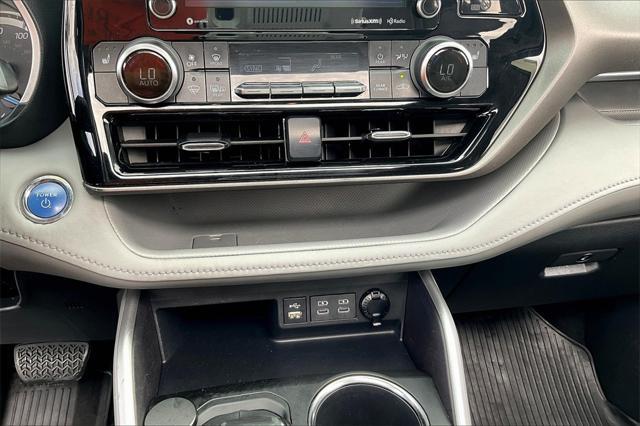 Photo of 2022 Wind Chill Pearl Toyota Highlander Hybrid