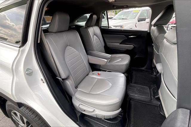 Photo of 2022 Wind Chill Pearl Toyota Highlander Hybrid