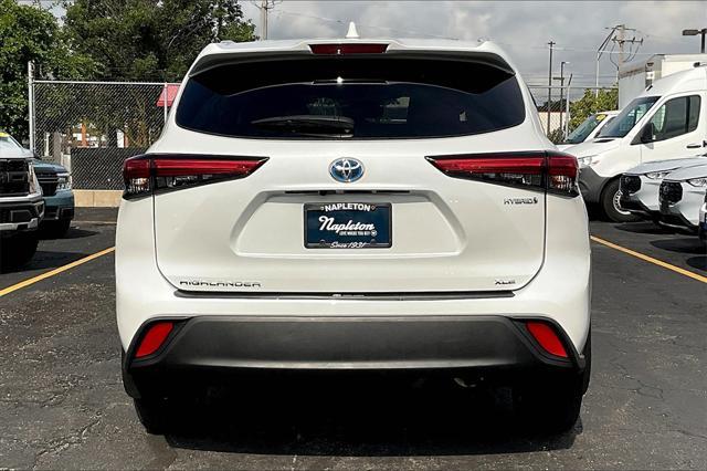 Photo of 2022 Wind Chill Pearl Toyota Highlander Hybrid