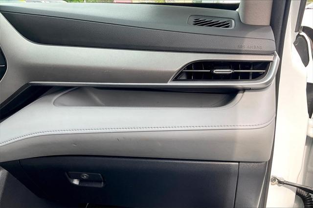 Photo of 2022 Wind Chill Pearl Toyota Highlander Hybrid