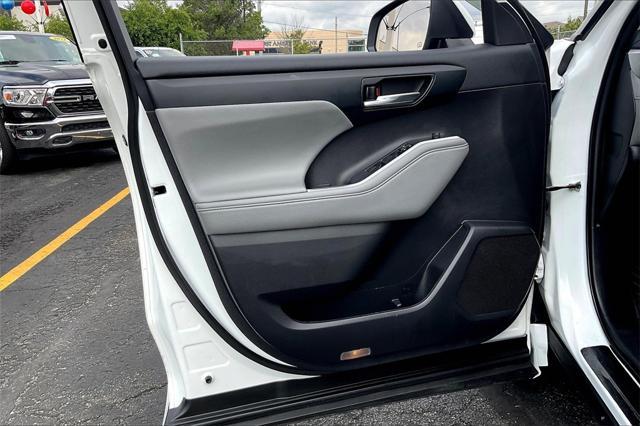 Photo of 2022 Wind Chill Pearl Toyota Highlander Hybrid