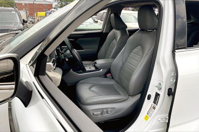 Photo of 2022 Wind Chill Pearl Toyota Highlander Hybrid