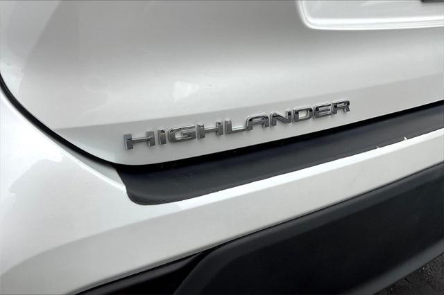 Photo of 2022 Wind Chill Pearl Toyota Highlander Hybrid