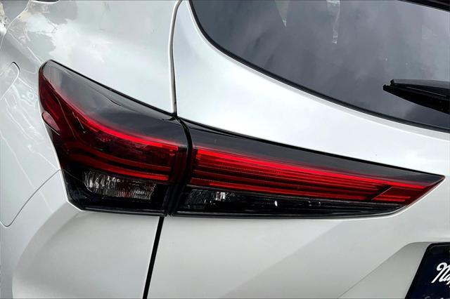 Photo of 2022 Wind Chill Pearl Toyota Highlander Hybrid