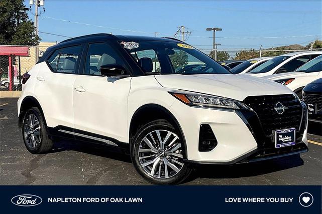 Photo of 2023 Aspen White Tricoat/Super Black Nissan Kicks