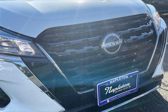 Photo of 2023 Aspen White Tricoat/Super Black Nissan Kicks