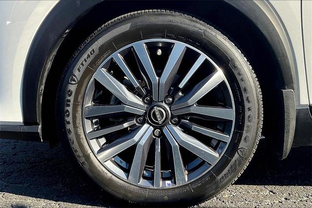 Photo of 2023 Aspen White Tricoat/Super Black Nissan Kicks