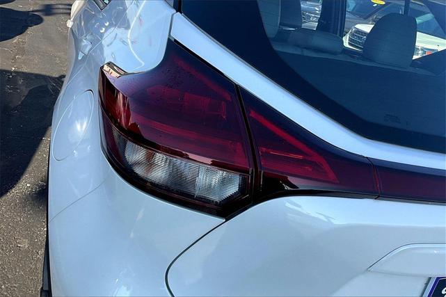 Photo of 2023 Aspen White Tricoat/Super Black Nissan Kicks