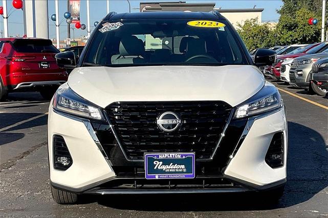 Photo of 2023 Aspen White Tricoat/Super Black Nissan Kicks