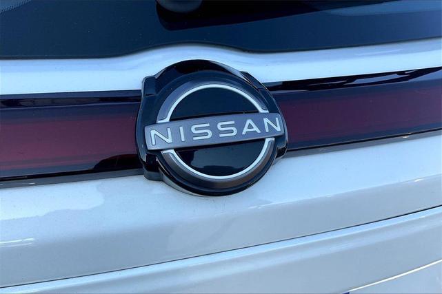 Photo of 2023 Aspen White Tricoat/Super Black Nissan Kicks