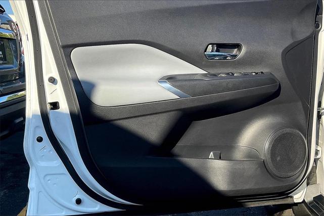 Photo of 2023 Aspen White Tricoat/Super Black Nissan Kicks