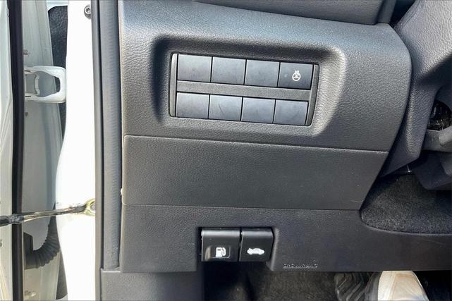 Photo of 2023 Aspen White Tricoat/Super Black Nissan Kicks