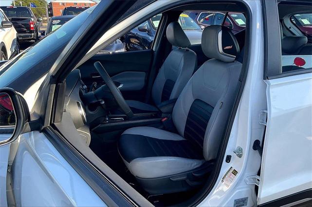 Photo of 2023 Aspen White Tricoat/Super Black Nissan Kicks