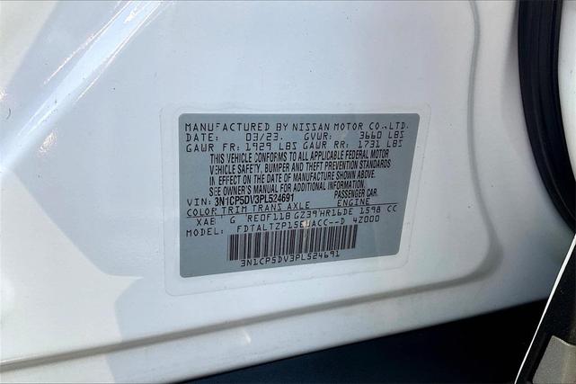 Photo of 2023 Aspen White Tricoat/Super Black Nissan Kicks