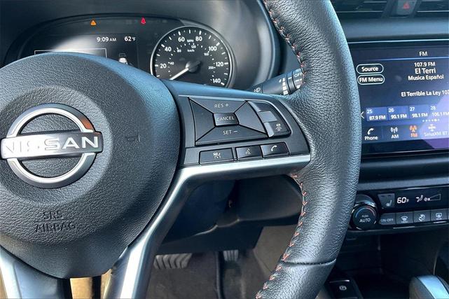 Photo of 2023 Aspen White Tricoat/Super Black Nissan Kicks
