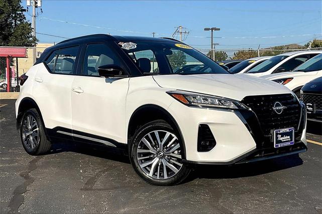 Photo of 2023 Aspen White Tricoat/Super Black Nissan Kicks
