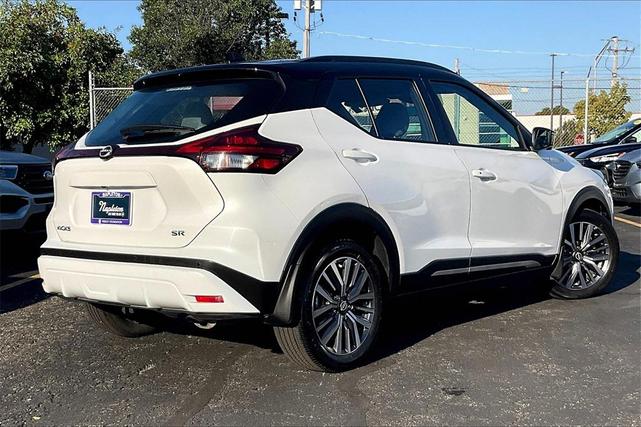 Photo of 2023 Aspen White Tricoat/Super Black Nissan Kicks
