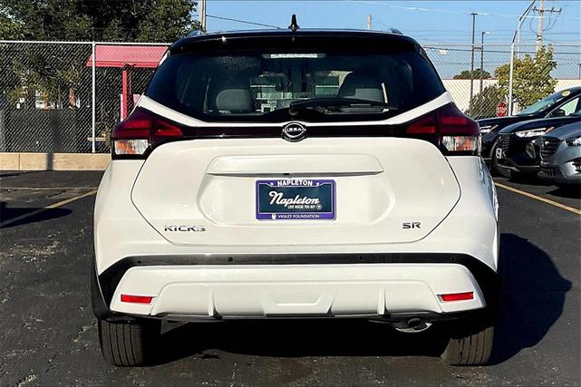 Photo of 2023 Aspen White Tricoat/Super Black Nissan Kicks