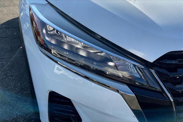 Photo of 2023 Aspen White Tricoat/Super Black Nissan Kicks