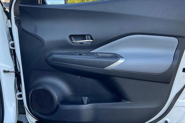 Photo of 2023 Aspen White Tricoat/Super Black Nissan Kicks