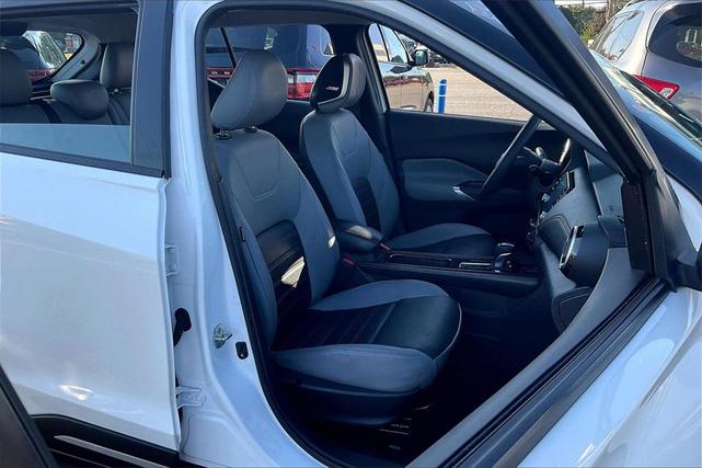 Photo of 2023 Aspen White Tricoat/Super Black Nissan Kicks