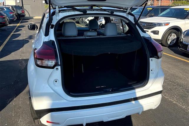 Photo of 2023 Aspen White Tricoat/Super Black Nissan Kicks
