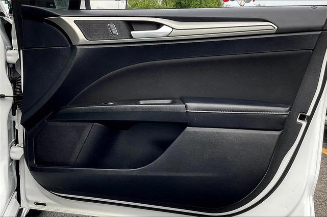 Photo of 2018 White Ford Fusion
