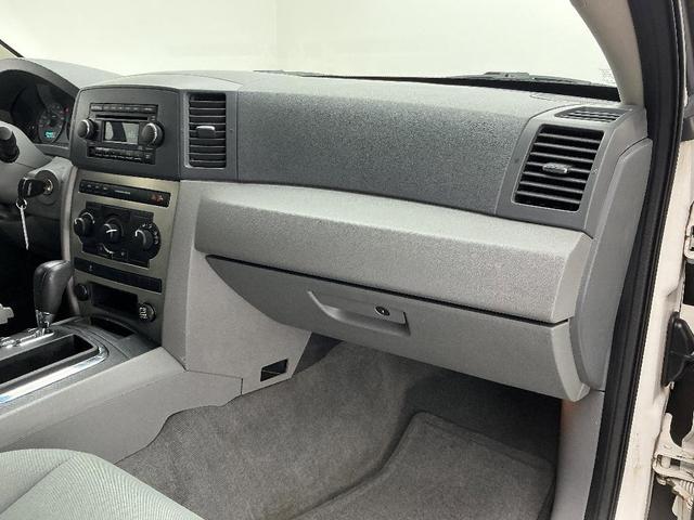 Photo of 2006 White Jeep Grand Cherokee
