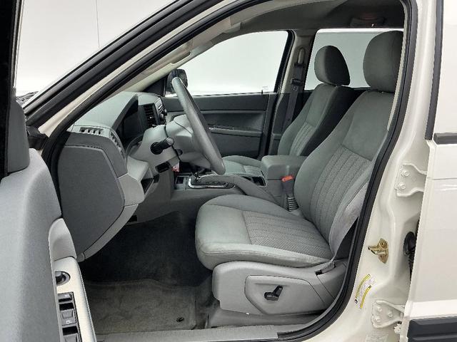 Photo of 2006 White Jeep Grand Cherokee