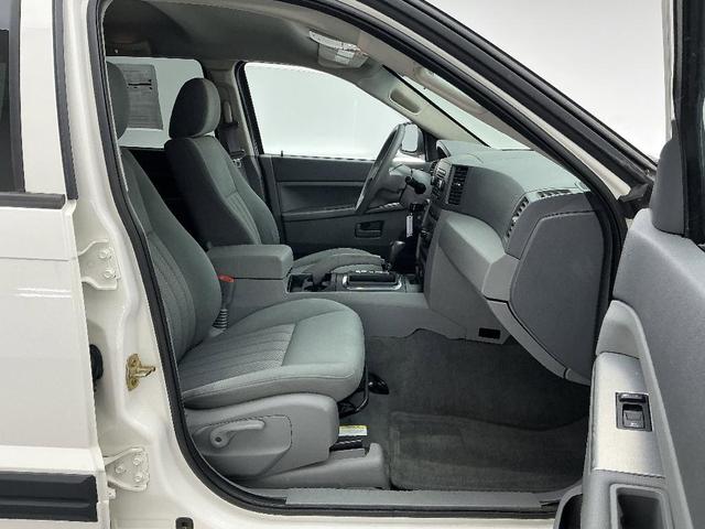 Photo of 2006 White Jeep Grand Cherokee