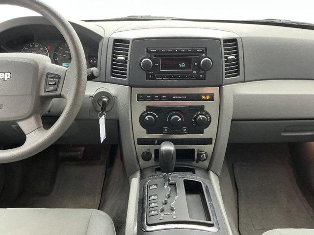 Photo of 2006 White Jeep Grand Cherokee