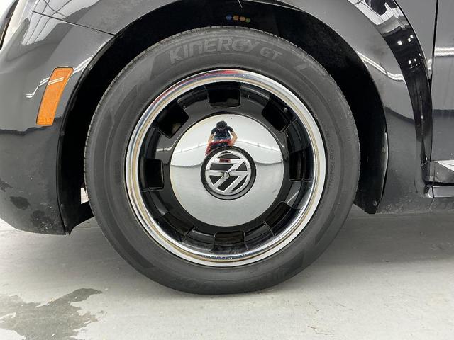 Photo of 2018 Deep Black Pearl Effect Volkswagen Beetle