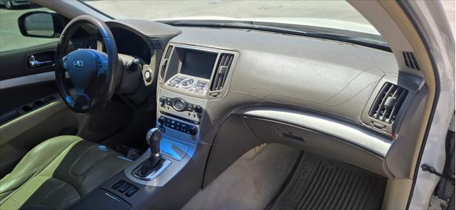 Photo of 2007 White INFINITI G35x