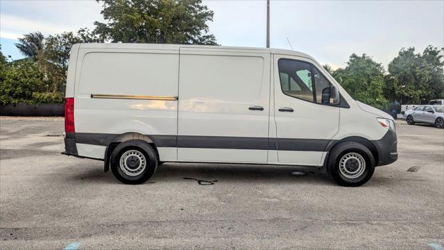 Photo of 2022 Arctic White Mercedes-Benz Sprinter 2500