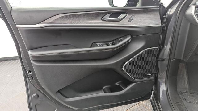 Photo of 2023 Baltic Gray Metallic Clearcoat Jeep Grand Cherokee 4xe