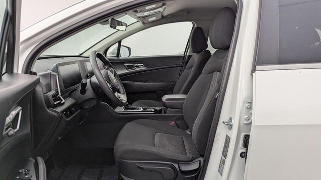 Photo of 2024 Snow White Pearl Kia Sportage