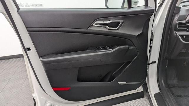 Photo of 2024 Snow White Pearl Kia Sportage