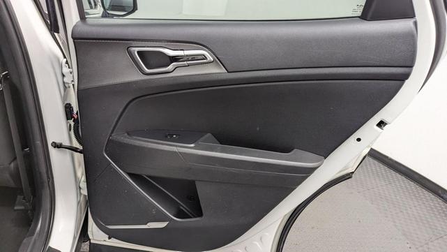 Photo of 2024 Snow White Pearl Kia Sportage