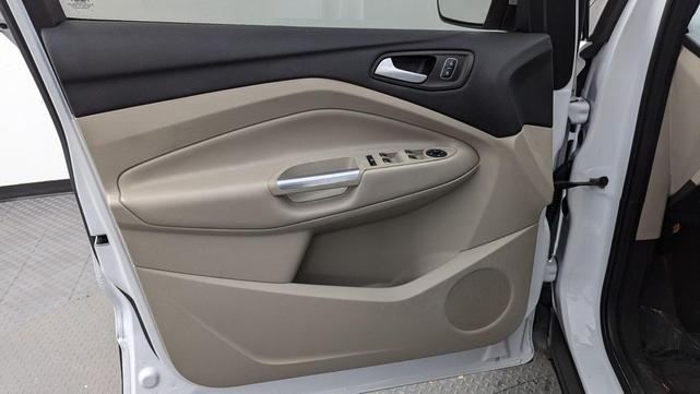 Photo of 2019 Oxford White Ford Escape