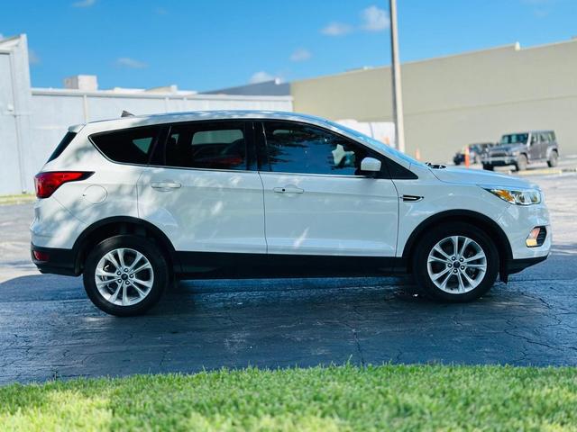 Photo of 2019 Oxford White Ford Escape
