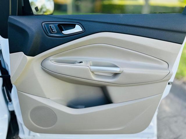 Photo of 2019 Oxford White Ford Escape