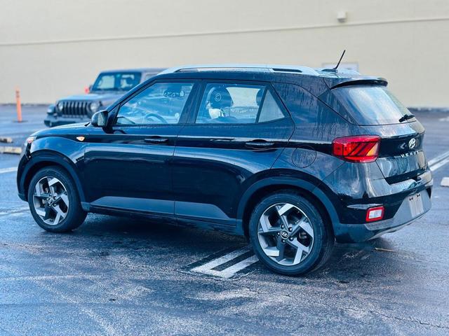 Photo of 2023 Onyx Black Hyundai VENUE