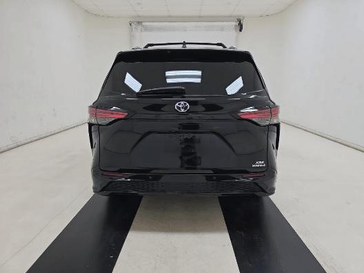 Photo of 2022 Midnight Black Metallic Toyota Sienna
