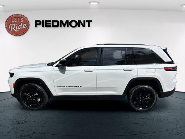 Photo of 2024 Bright White Clearcoat Jeep Grand Cherokee