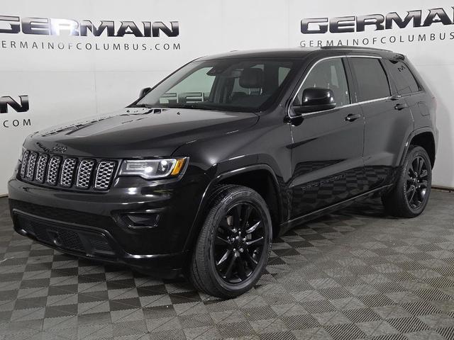 Photo of 2022 Diamond Black Crystal Pearlcoat Jeep Grand Cherokee