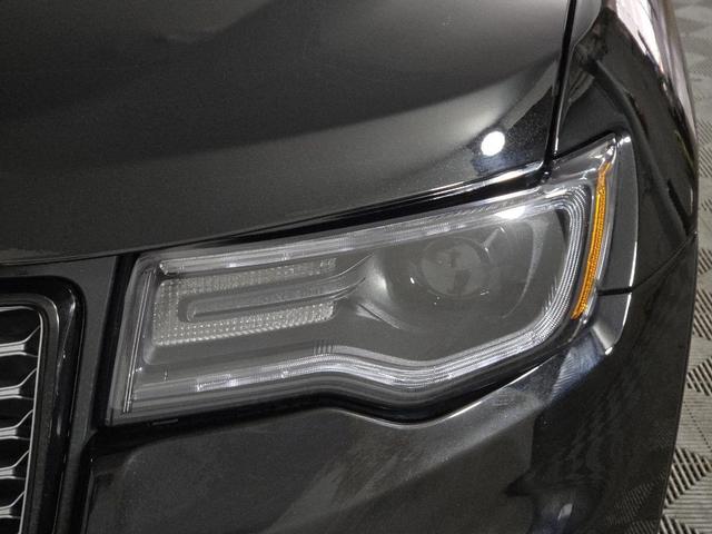 Photo of 2022 Diamond Black Crystal Pearlcoat Jeep Grand Cherokee